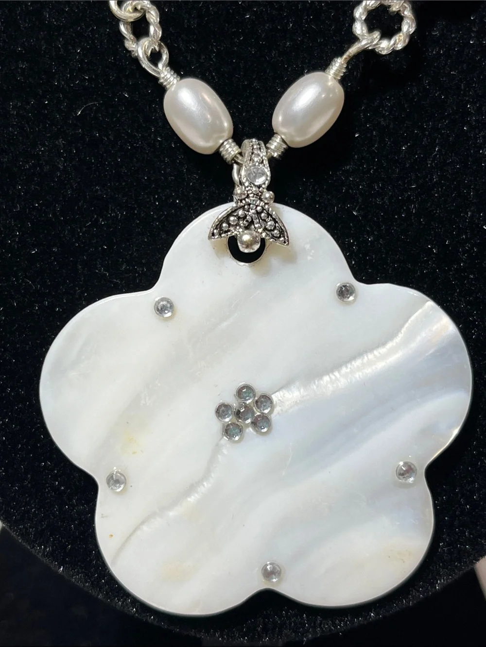 Vintage Mother of Pearl (MOP) Flower Pendant Necklace